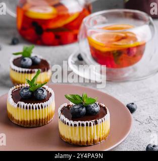 Mini-Schokoladen-Käsekuchen dekoriert mit Blaubeeren Stockfoto