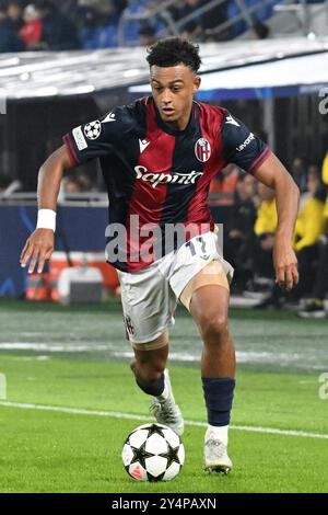 Dan Ndoye (Bologna FC) im Kampf bei starkem Regen während des Fußballspiels Bologna FC gegen den FC Shakhtar Donetsk, der UEFA Champions League in Bologna, Italien, am 18. September 2024 Stockfoto