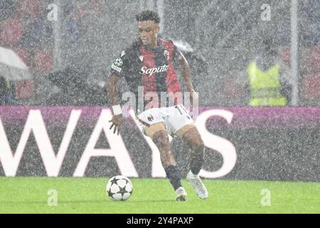 Dan Ndoye (Bologna FC) im Kampf bei starkem Regen während des Fußballspiels Bologna FC gegen den FC Shakhtar Donetsk, der UEFA Champions League in Bologna, Italien, am 18. September 2024 Stockfoto