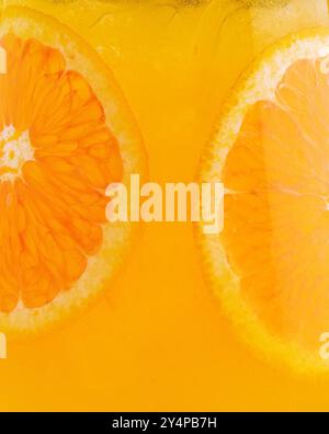 Klassischer Sommer-Mimosas-Cocktail mit Orangensaft Stockfoto