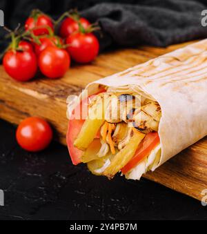 Rustikale Shawarma mit Pommes frites, Pilzen, Huhn in Pitabrot Stockfoto