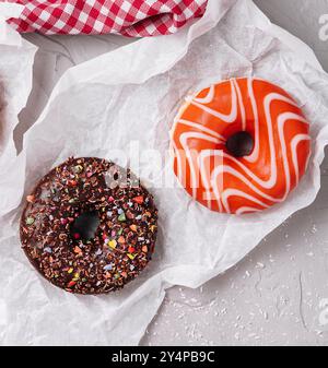 Set aus leckeren, bunten, pastellfarbenen Donuts im Retro-Look für den Sommer Stockfoto