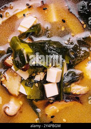 Suppe mit Algen und Pilzen von oben Stockfoto