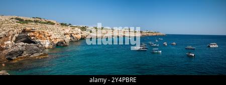 Touristenboote versammelten sich vor Höhleneingängen in der Nähe von Santa Maria di Leuca in der Provinz Lecce, Apulien, Italien Stockfoto