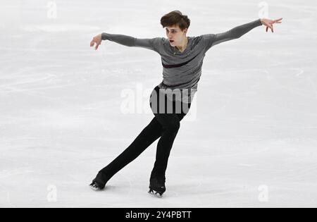 Oberstdorf, Deutschland. September 2024. Eiskunstlauf: Challenger Series - Nebelhorn Trophy, Single, Männer, Kurzprogramm. Roman Sadovsky aus Kanada nimmt an der Nebelhorn Trophy Teil. Angelika Warmuth/dpa/Alamy Live News Stockfoto