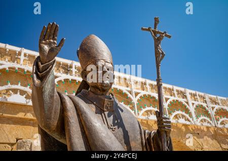 Die Statue von Papst Benedikt XVI., die zu Gedenken an seinen Besuch im Jahr 2008 in der katholischen Basilika Santa Maria de Finibus in Santa Maria di errichtet wurde Stockfoto