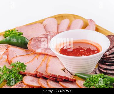 Verschiedene Wurst-Feinkost auf Holztablett Stockfoto