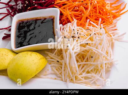 Salat mit geriebener Karotte, Roter Beete und Sellerie Stockfoto