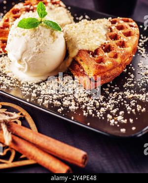 Eis mit belgischen Waffeln, frischer Pfefferminze, Vanilatoppen und Zimt Stockfoto