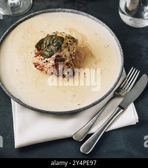 Schweinemedaillons mit Pilzsauce in einem Restaurant Stockfoto