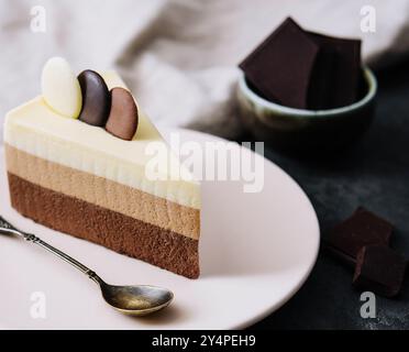 Mousse-Kuchen mit Schokoladenschicht auf Teller Stockfoto