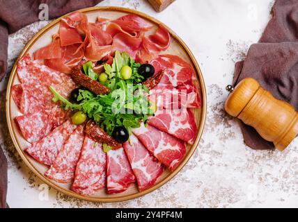 Traditioneller spanischer Jamon, Schinken Crudo, italienische Salami Stockfoto