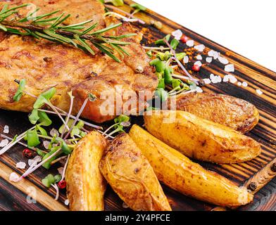 Gegrilltes Steak mit gebackenen Kartoffeln auf Holz Stockfoto