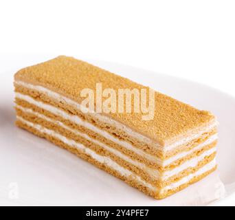 Napoleon schneidet Kuchen aus Blätterteig mit Sahne Stockfoto