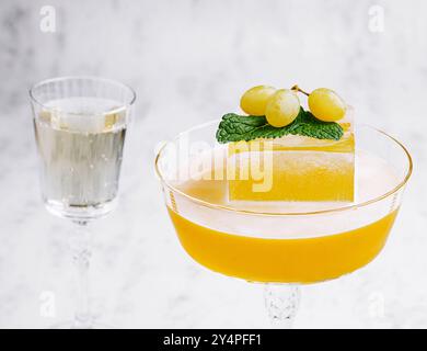 Sommercocktail - Pornostar Martini auf weiß Stockfoto