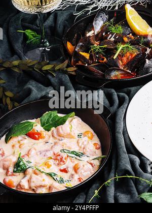 Lachs in Sahnesauce und Muscheln Stockfoto