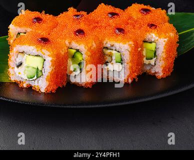 Schließen Sie Uramaki California auf der schwarzen Platte Stockfoto