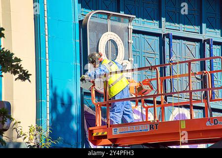 Glasgow, Schottland, Großbritannien. September 2024. Ein Mikrokosmos der in der Stadt vorherrschenden Dystopie drehte sich mit dem umstrittenen O2 ABC-Abriss in der sauchiehall Street, der in der zweiten Kunstschule unter Feuer litt. Credit Gerard Ferry /Alamy Live News Stockfoto