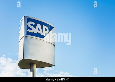 SAP-Logo, weltweit tätiges, multinationales Softwareunternehmen, visuelles Branding des Softwaregiganten auf dem Firmengelände Stockfoto