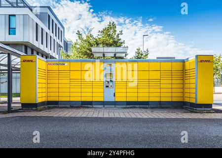 Rot, Deutschland - 24. August 2024: Logos des Paketschließfaches. DHL ist ein deutsches Logistikunternehmen, das mit der Deutschen Postbank A Kurierdienste anbietet Stockfoto