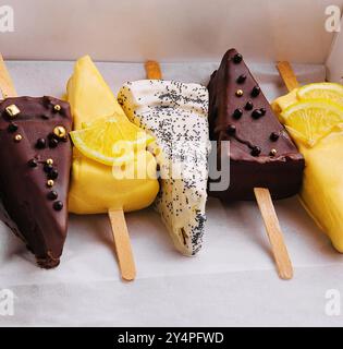 Auswahl an verschiedenen Eissorten in Box Stockfoto