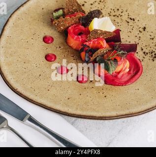 Gesalzener Lachs mit Rote-Bete-Sauce auf der Oberseite Stockfoto