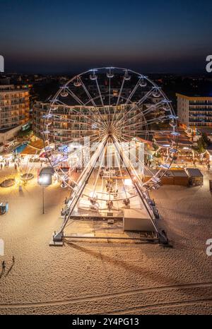 Sunny Beach, Burgas, Bulgarien - 4. September 2024: Luftansicht auf ein großes Riesenrad am Strand im Seebad Sunny Beach, Bulgarien Abend Stockfoto