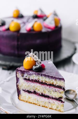 Klassischer Blaubeerkäsekuchen auf dem Küchentisch Stockfoto