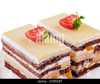 Zwei Stück mehrschichtiger Kakaoschwammkuchen Stockfoto
