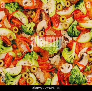 Vegane Pizza mit Brokkoli, Pilzen und Zucchini Stockfoto