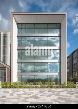 Vorderansicht des Gebäudevolumens mit Reflexion in der Verglasung. 400 Long Water, Reading, Großbritannien. Architekt: Apt London, 2022. Stockfoto