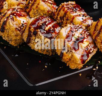 Frittiertes Brötchen mit Lachs und Mayonnaise in Panko-Semmelbröseln Stockfoto