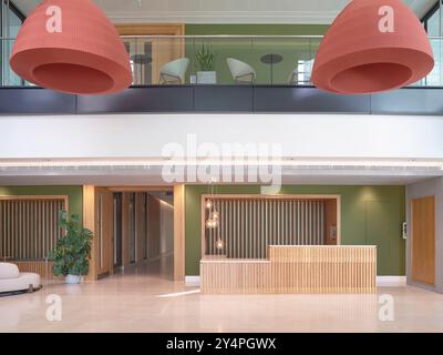 Lobby mit doppelter Höhe und Rezeptionstresen. 400 Long Water, Reading, Großbritannien. Architekt: Apt London, 2022. Stockfoto