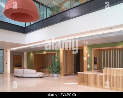 Lobby mit doppelter Höhe und Rezeptionstresen. 400 Long Water, Reading, Großbritannien. Architekt: Apt London, 2022. Stockfoto