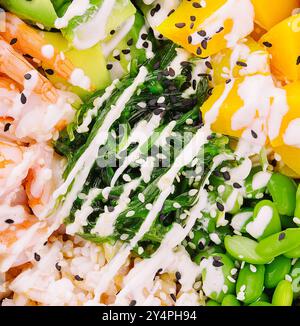 Schüssel mit Garnelen, Ananas, Avocado, Bohnen und Algen Stockfoto