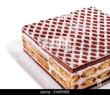 Mehrschichtiger Kakao-Biskuitkuchen isoliert auf weiß Stockfoto