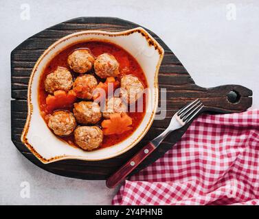 Fleischbällchen in süß-saurer Tomatensauce Stockfoto