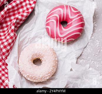 Set aus leckeren, bunten, pastellfarbenen Donuts im Retro-Look für den Sommer Stockfoto