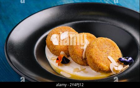 Knuspriger Hüttenkäse und Mandelkekse Stockfoto