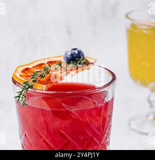 Bluterdbeercocktail mit Orange und Heidelbeere Stockfoto