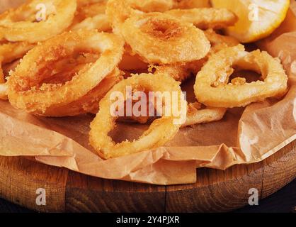 Im Ofen gebackene, panierte Calamari-Ringe Stockfoto