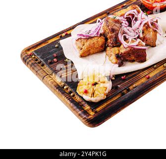 Barbecue mit Sauce und eingelegten Zwiebeln auf einem Holzbrett Stockfoto