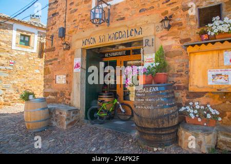 Fassade aus traditionellem Meson. Castrillo de los Polvazares, Provinz Leon, Castilla Leon, Spanien. Stockfoto