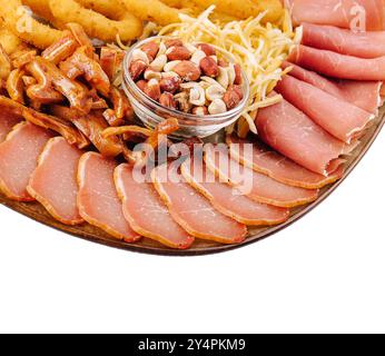 Getrocknetes Rindfleisch, gebratene Schweineohren, Zwiebelringe, Calamari, Nüsse, auf einer Platte Stockfoto