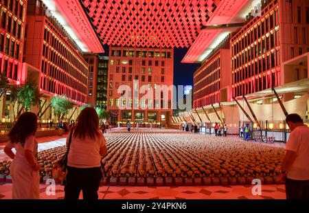 Doha, Katar. September 2024. Menschen besuchen die Installation von Teddybären mit dem Titel "Echo der verlorenen Unschuld" in der Freiluftgalerie Barahat Mashaireb, um auf palästinensische Kinder aufmerksam zu machen, die beim israelischen Angriff auf Gaza am 18. September 2024 in Doha, Katar, ums Leben gekommen sind. Die Installation mit 15.000 Teddybären wurde vom syrischen Künstler Basher Mohamad entworfen. Die Ausstellung läuft bis zum 26. September. (Foto: Noushad Thekkayil/NurPhoto) Credit: NurPhoto SRL/Alamy Live News Stockfoto