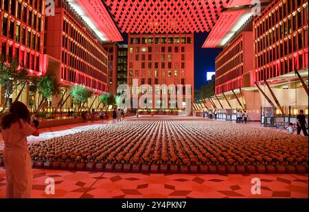 Doha, Katar. September 2024. Menschen besuchen die Installation von Teddybären mit dem Titel "Echo der verlorenen Unschuld" in der Freiluftgalerie Barahat Mashaireb, um auf palästinensische Kinder aufmerksam zu machen, die beim israelischen Angriff auf Gaza am 18. September 2024 in Doha, Katar, ums Leben gekommen sind. Die Installation mit 15.000 Teddybären wurde vom syrischen Künstler Basher Mohamad entworfen. Die Ausstellung läuft bis zum 26. September. (Foto: Noushad Thekkayil/NurPhoto) Credit: NurPhoto SRL/Alamy Live News Stockfoto