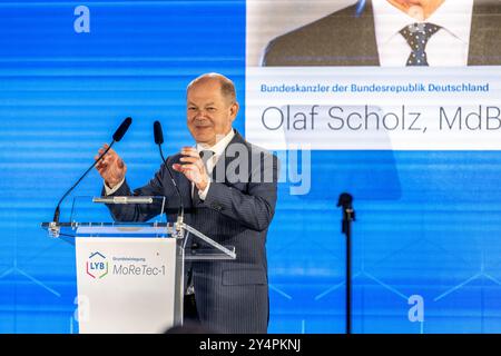 Grundsteinlegung bei Lyondell Basell mit Scholz und Wüst. Im Bild Bundeskanzler Olaf Scholz. Das im Toxic 100 Index 2023 als größter Wasser- und Luftverschmutzer der USA gelistete Unternehmen LyondellBasell mit Hauptsitz in Rotterdam Plant, unter Anwendung seiner neuartigen MoReTec-Technologie Nägel mit Köpfen zu machen. Im Beisein hochrangiger Politiker war am 19. September 2024 der Grundstein für die erste chemische Recyclinganlage MoReTec1 gelegt. Wesseling Nordrhein-Westfalen Deutschland *** Grundsteinlegung am Lyondell Basell mit Scholz und Wüst im Bild Stockfoto