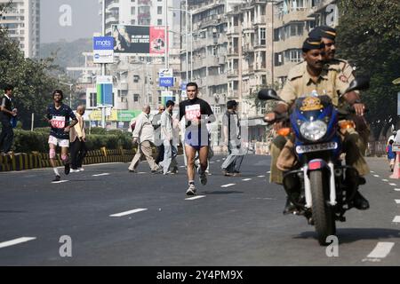 Mumbai, Maharashtra/Indien - 21. Januar 2007: Läufer und Polizei während des Mumbai Marathons. Stockfoto