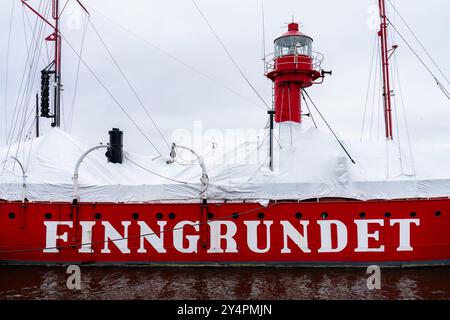 Stockholm, Schweden. 15. April 2024: Leuchtschiff Finngrundet, das mit weißer Plane bedeckte Museumsschiff. Stockfoto