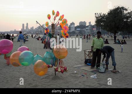 Mumbai, Maharashtra / Indien - 3. Januar 2007: Bunte Ballons und Spielzeug zum Verkauf am Strand in Mumbai. Stockfoto